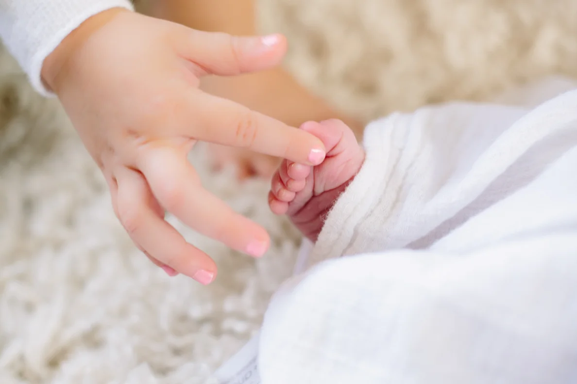 lifestyle, newborn, inspiration, family, indoor, in home, artistic, light and airy, natural light, sunrise, siblings, winter, vibrant, colorful, with baby, poses, inspiration