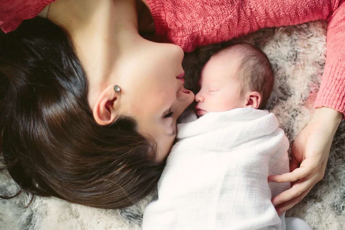 lifestyle, newborn, inspiration, family, indoor, in home, artistic, light and airy, natural light, sunrise, siblings, winter, vibrant, colorful, with baby, poses, inspiration