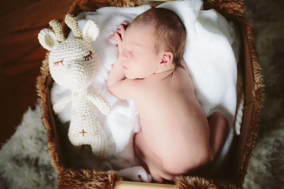 lifestyle, newborn, inspiration, family, indoor, in home, artistic, light and airy, natural light, sunrise, siblings, winter, vibrant, colorful, with baby, poses, inspiration
