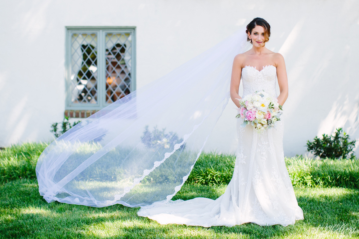 poses, indoor, romantic, spring, light and airy, natural light, ideas, passion, artistic, creative, inspiration, editorial, art, lighting, love, Knoxville, Tennessee, Cherokee country club, vibrant, colorful, bright, bride, portraits
