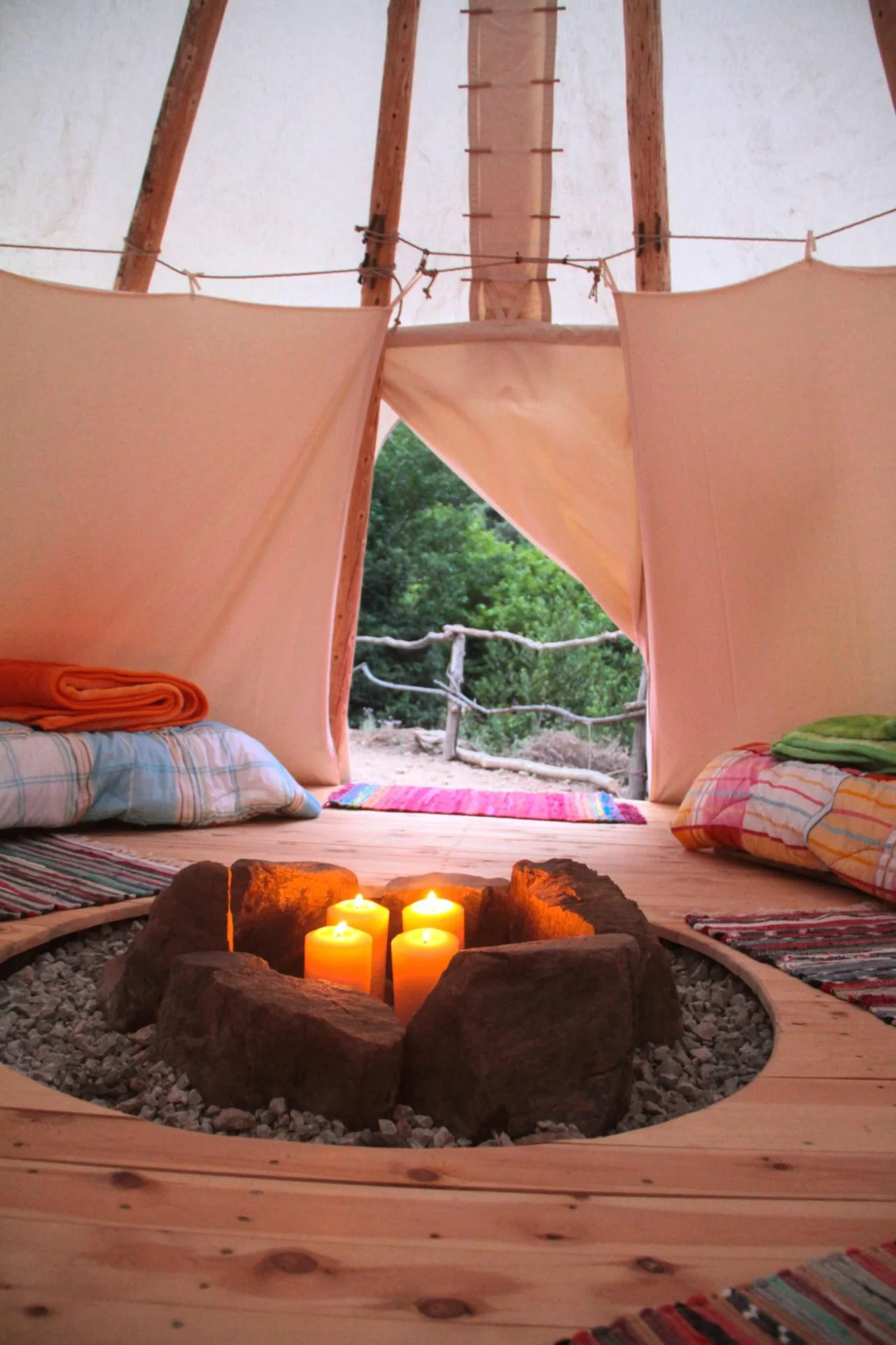 Oneirema_natural_retreat_Tepee_interior.jpg