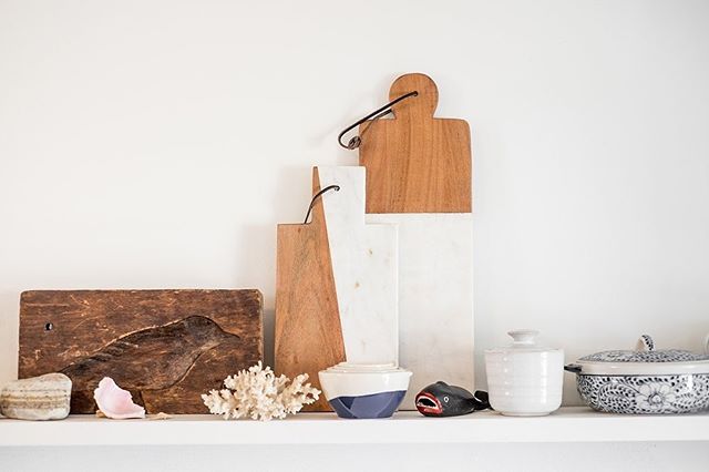 Open shelving is one of my favourite ways to display those items in your kitchen that are both functional and full of character, like cutting boards, dishes, glassware and even quirky bottle openers 📷: @samsonpix⁣
⁣
#debnelsondesign⁣
#openshelving ⁣