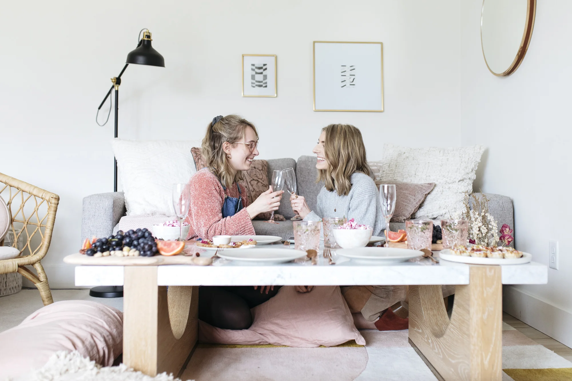 galentines day brunch? Yes please. Recipes and decoration ideas for your girls brunch party are on their way