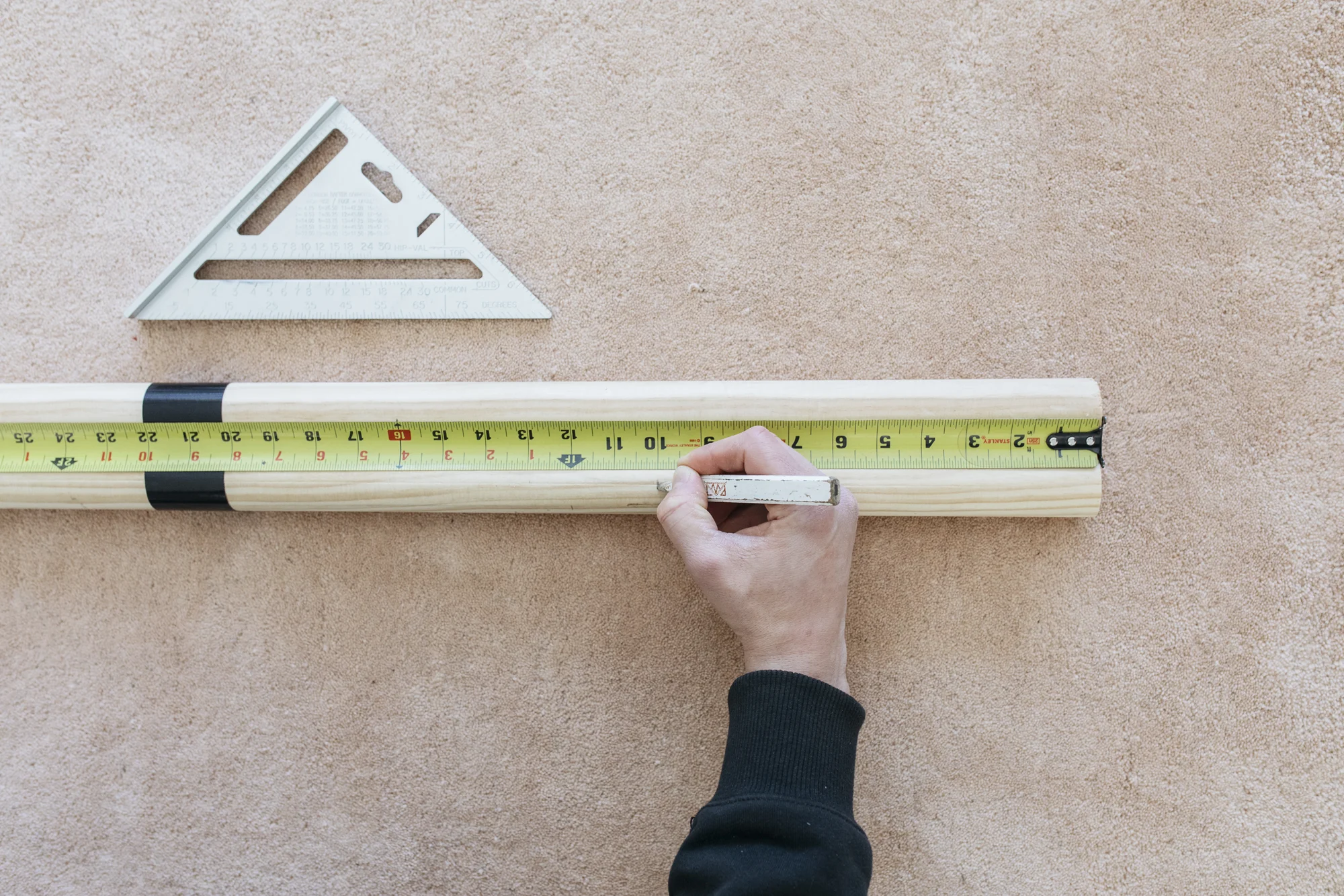 emilyrhess-diy-minimal-ladder-dowel-decor (1).jpg