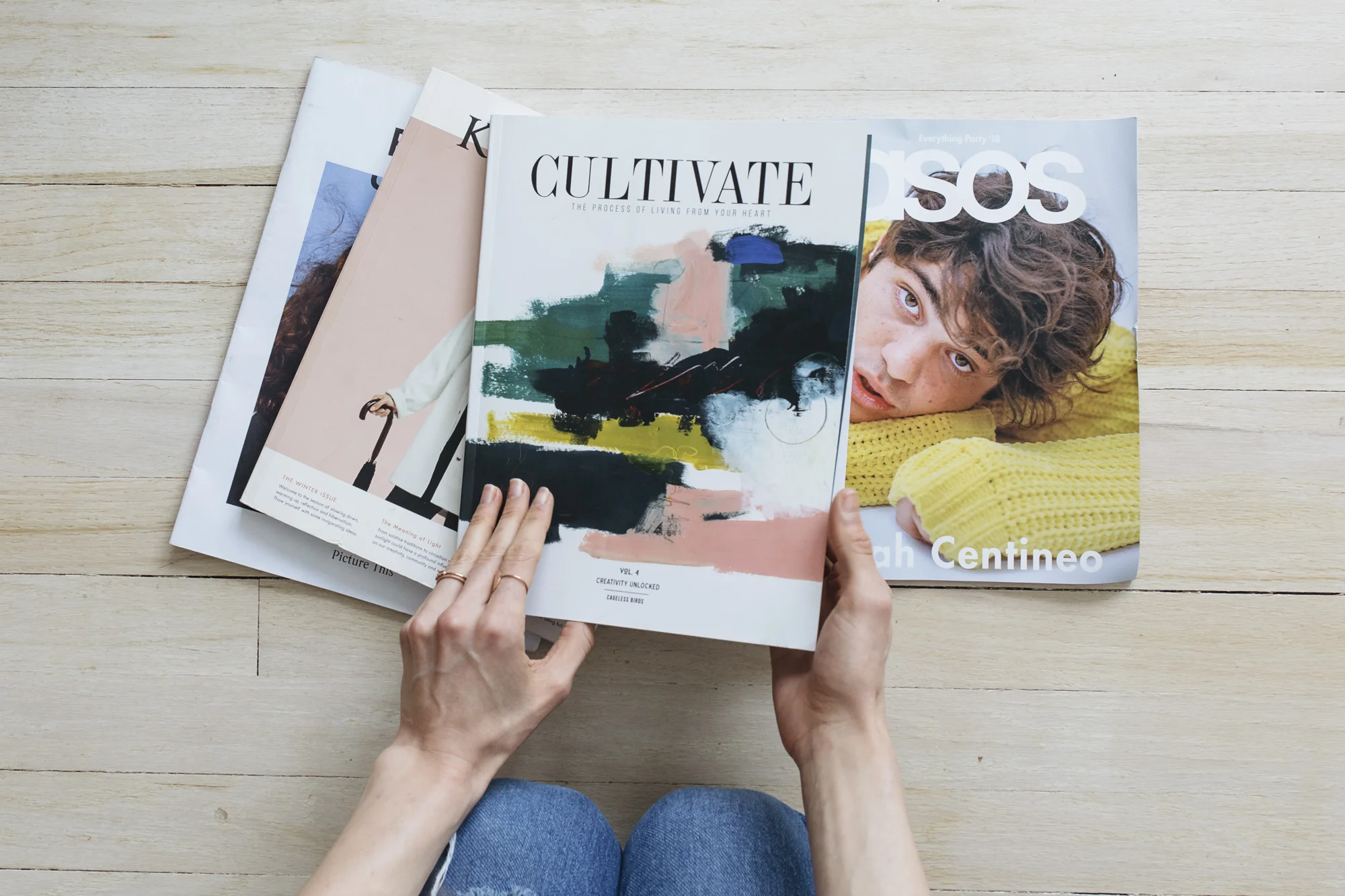 Have you ever thought of decorating with magazines? it is one of my favorite ways to spread some art around my home