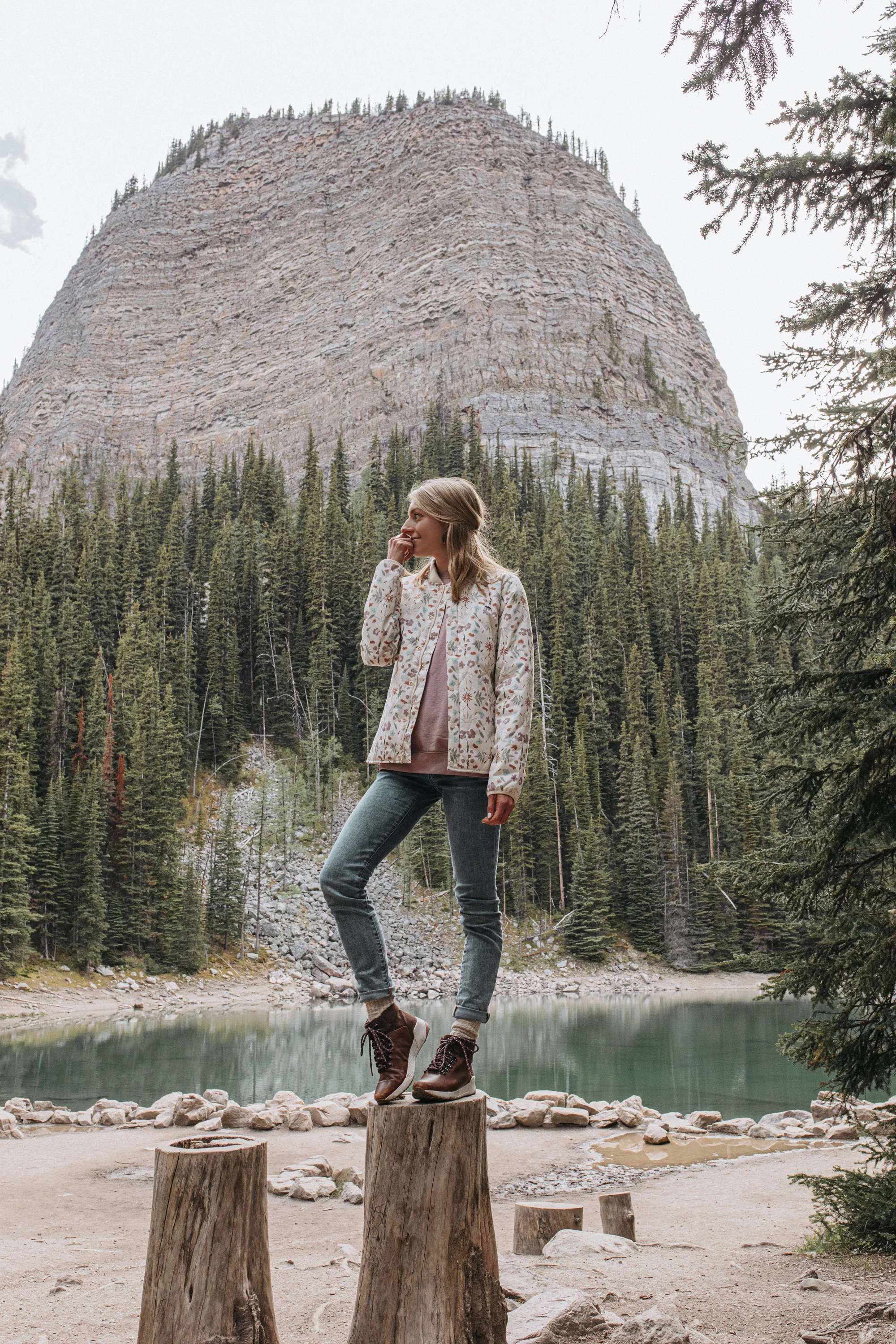Travel blog through Banff to see the beautiful landcscape! follow creative lifestyle blogger emily r hess and visit park distillery and rocky mountain bagels and Lake Louise on your trip!