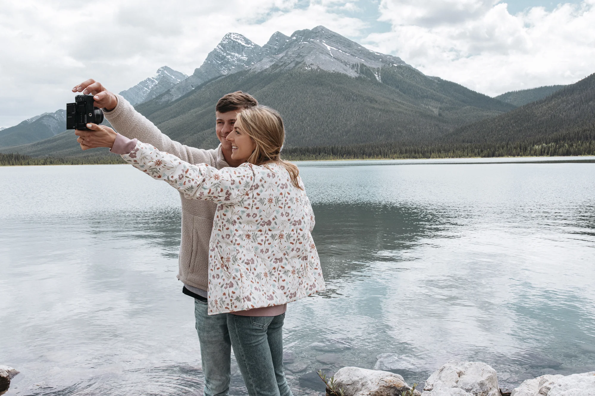 Banff travel guide from creative lifestyle blogger emily r hess. Visit park distillery and rocky mountain bagels and Lake Louise on your trip!