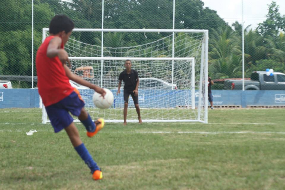 Kids playing on the LF field #18 in Massangana, Cabo de Santo Agostinho (PE, Brazil), in April, 2015.