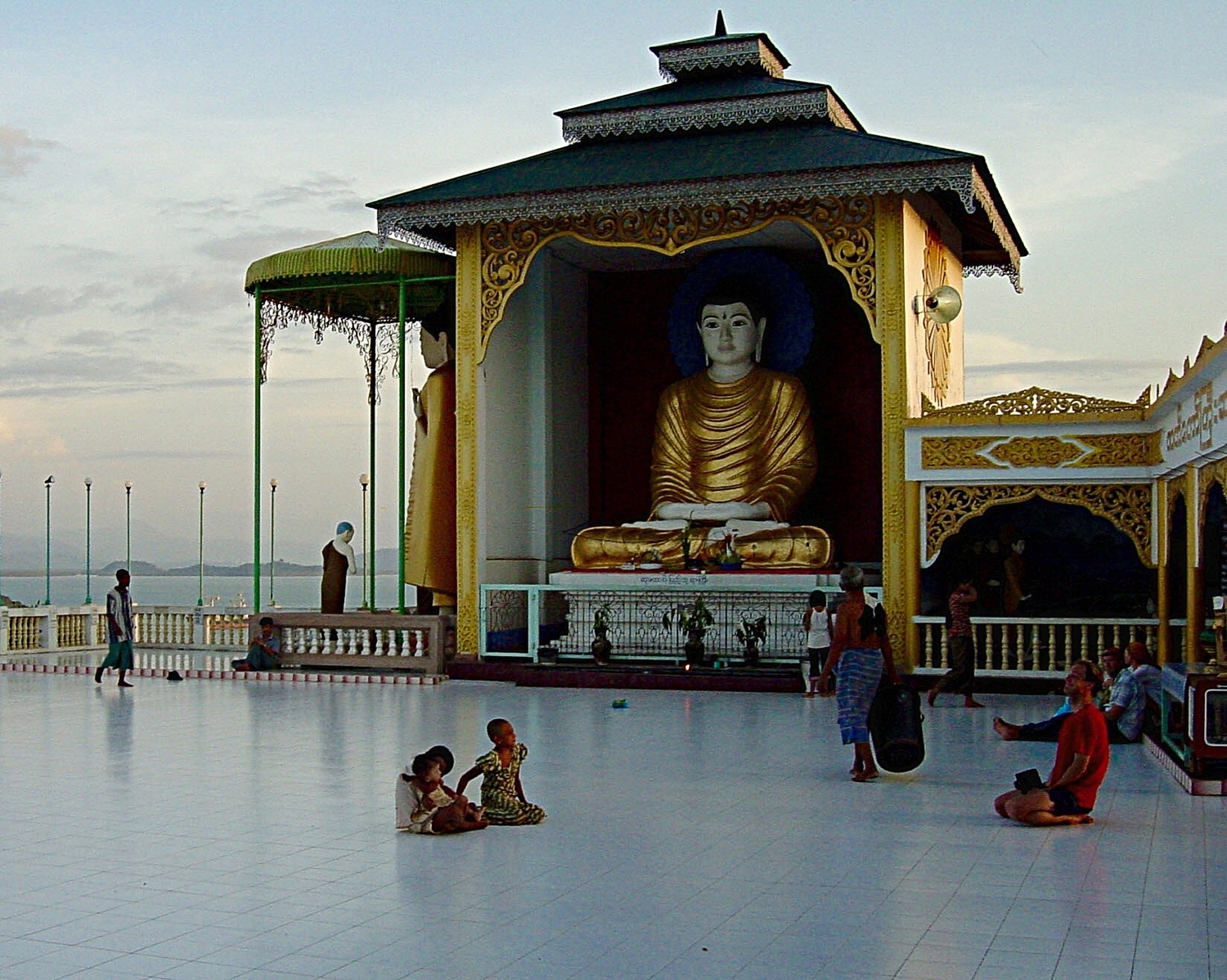 Kawthoung Temple and Children