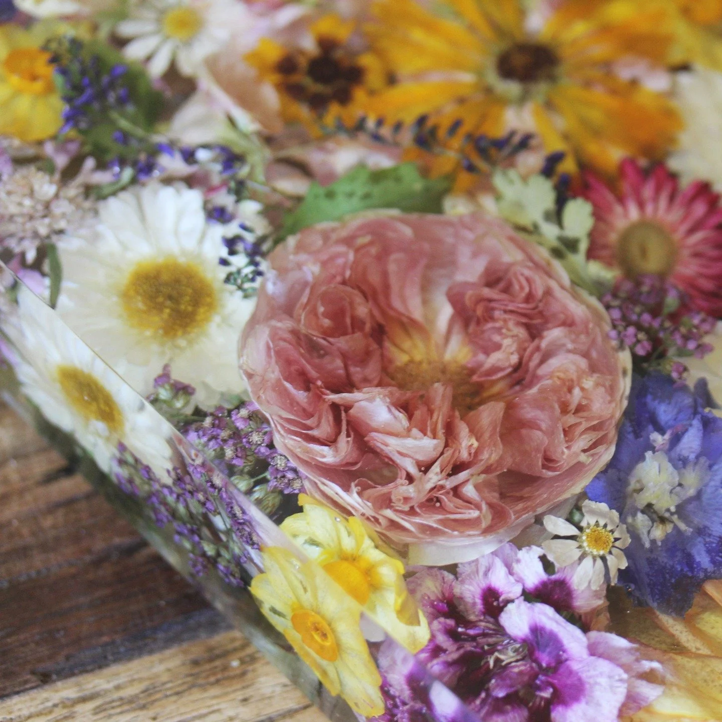 Are you getting married in Spring 💍 
Check out this Spring bouquet keepsake set.
Don&rsquo;t wait until after your big day to think about preserving your bouquet.

Booking your flower preservation now ensures we can capture the beauty of your flower