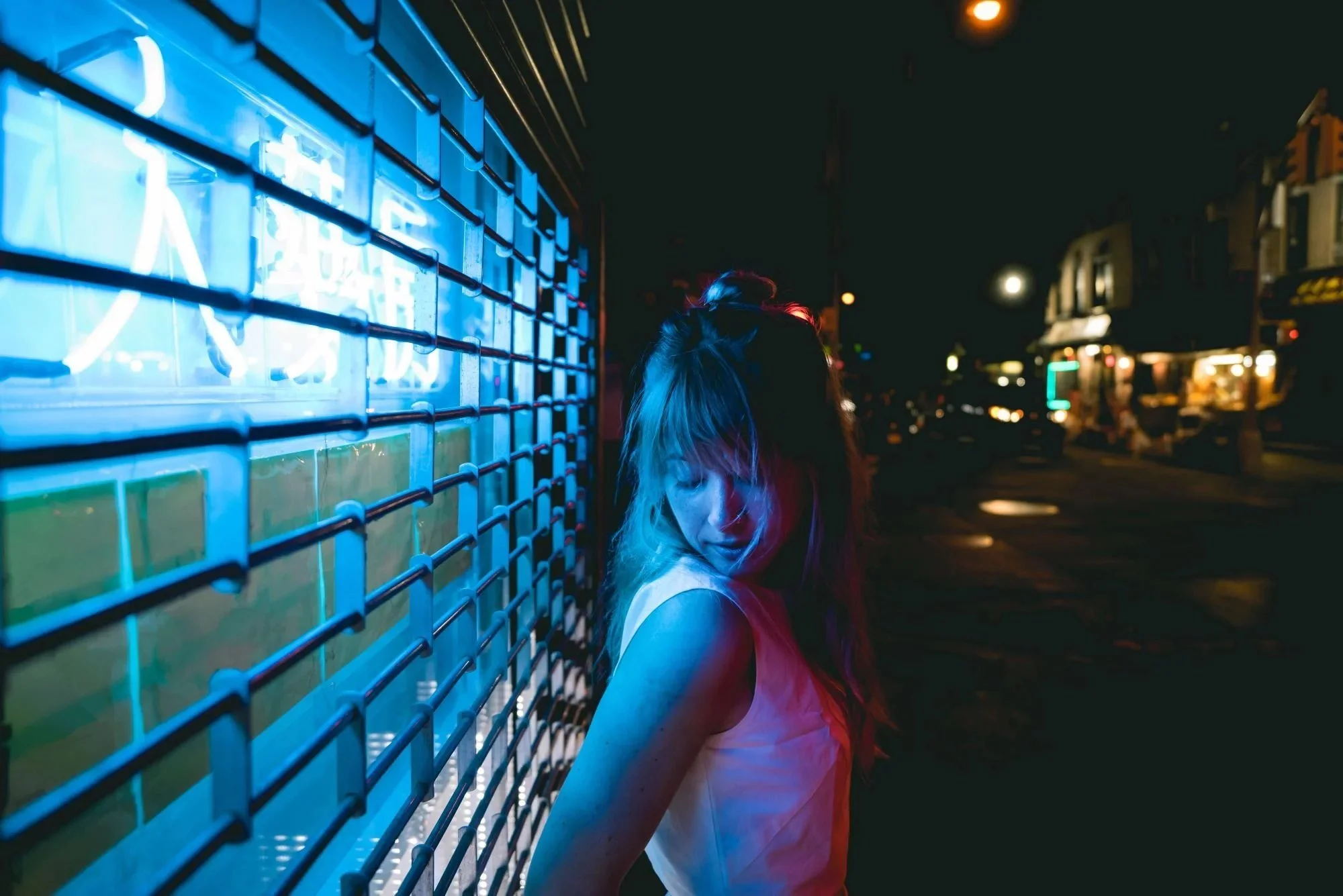 kayce-neon-les-nyc-shoot-robert-ravenscroft-lifestyle-photographer-nyc.jpg