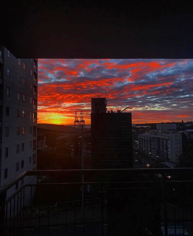Spectacular photo of the sunrise this morning by one of our residents 📷 @caileanp 
#thestatesmanapartments #sunrise #parliamentstreet #auckland #visitauckland #citylife #winter #newzealand #view