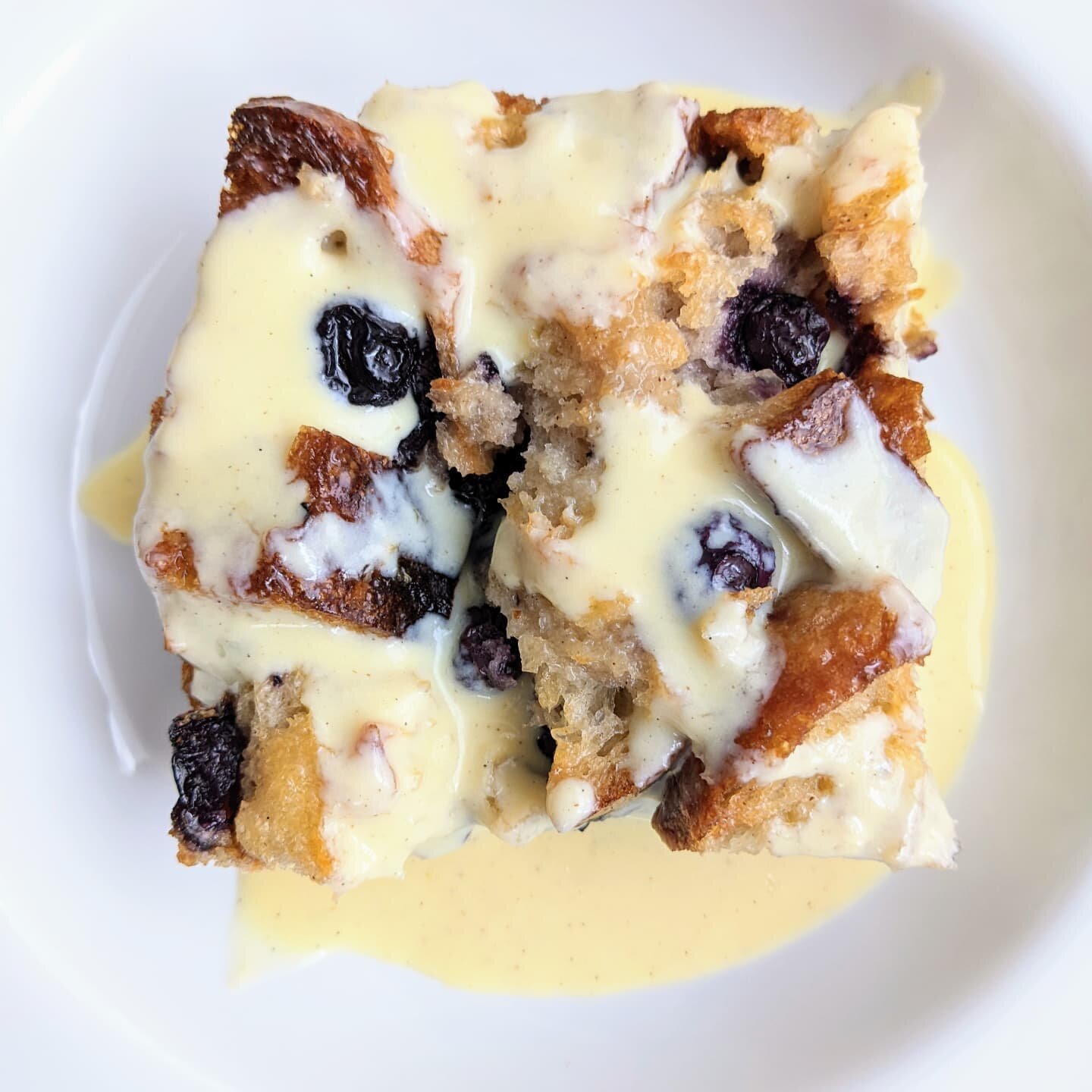 Made some blueberry bread pudding with creme anglaise.  Heaven! 

#circlesaregood #artist #create #creative  #elizabethanderson #inthemoment #baking #inthekitchen #goodness #bakinglove #blueberry #breadpudding #cremeanglaise #delicious