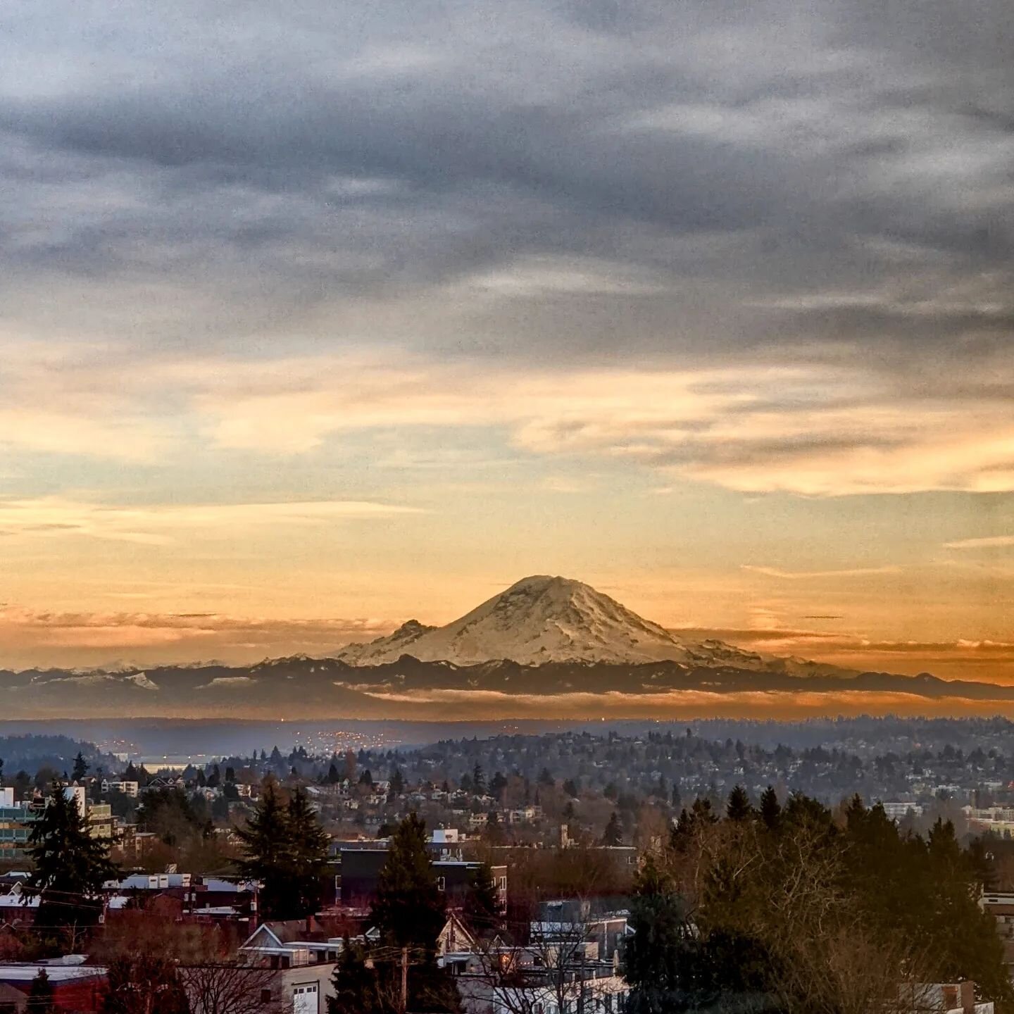 The views in Seattle still amaze me, even after 20+ years.  Mt. Rainier view from my doctor's office.  Wow!
#circlesaregood #seattle #mtrainier  #sunset #wow