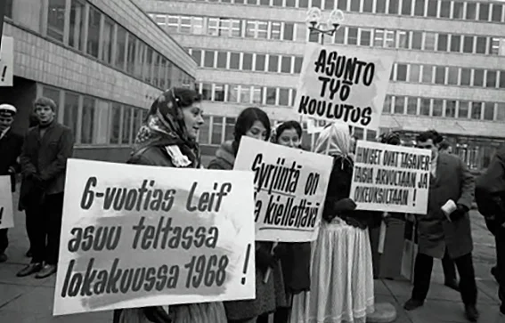 Romanien kansalaisoikeuksien puolesta taisteltiin 60-luvulla. YK:n päivän mielenosoitus Kallion virastotalon edessä. Kuva: Kansan arkisto / Lähde: Arvon mekin ansaitsemme