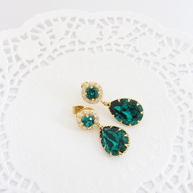 Emerald green and gold. What do you think? Like it? Love it? Adore it? ⠀⠀⠀⠀⠀⠀⠀⠀⠀
Let me know below :)
⠀⠀⠀⠀⠀⠀⠀⠀⠀
#greenwedding #greenandgold #greenearrings
.
.
.
.
.
#nontraditionalwedding #engaged2019 #glambride #whimsicalwedding #rockmywedding #nont