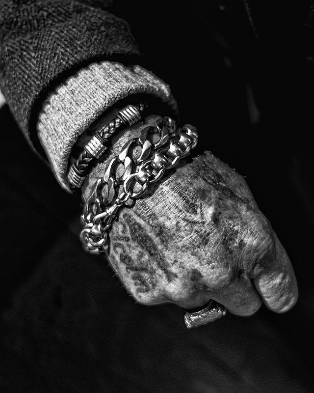 I saw this hand in a coffee shop and asked it&rsquo;s owner if I could take a picture of it, he said yes 👌🏻
.
.
#liverpoolstreet #liverpoolstreetphotography #urbanphotography #blackandwhite #photooftheday #storyofthestreets