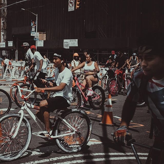 Mass bike ride New York summer 2019...it went on forever 🚴&zwj;♀️
.
.
.
#cyclelife #nyc #streetstyle #urbancyclist #urbancycling