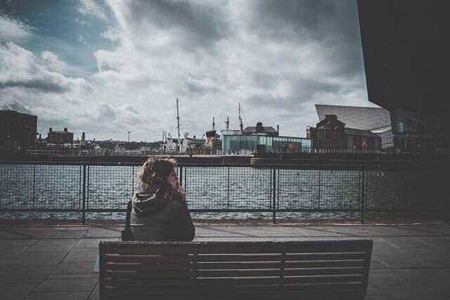 Quick smoke woman on bench.
#liverpool .
.

#In_Public_Sp #LensOnStreets #CaptureStreets #FromStreetsWithLove #Street_Photo_Club #UrbanShot #StreetView #LensCultureStreets #StoryOfTheStreet