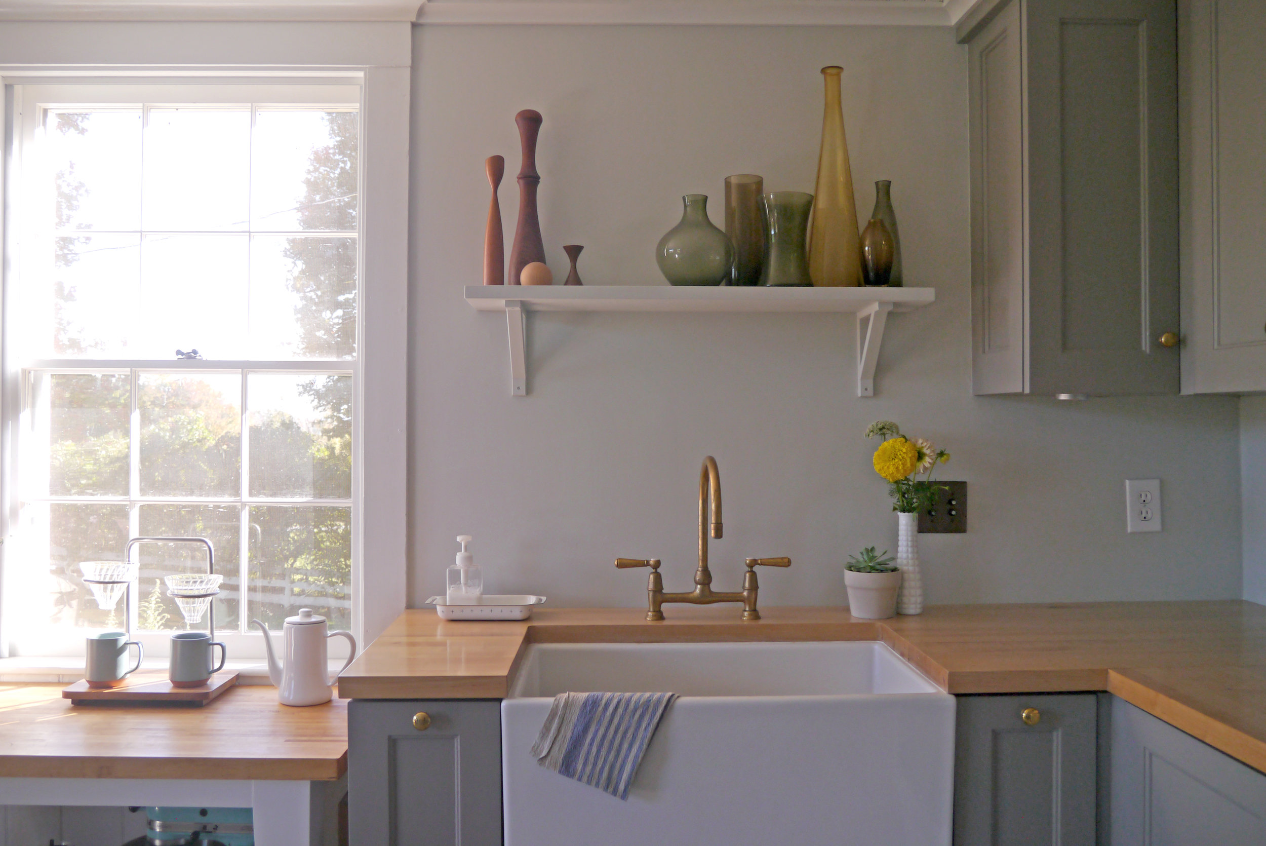 Kitchen - Large farmhouse sink