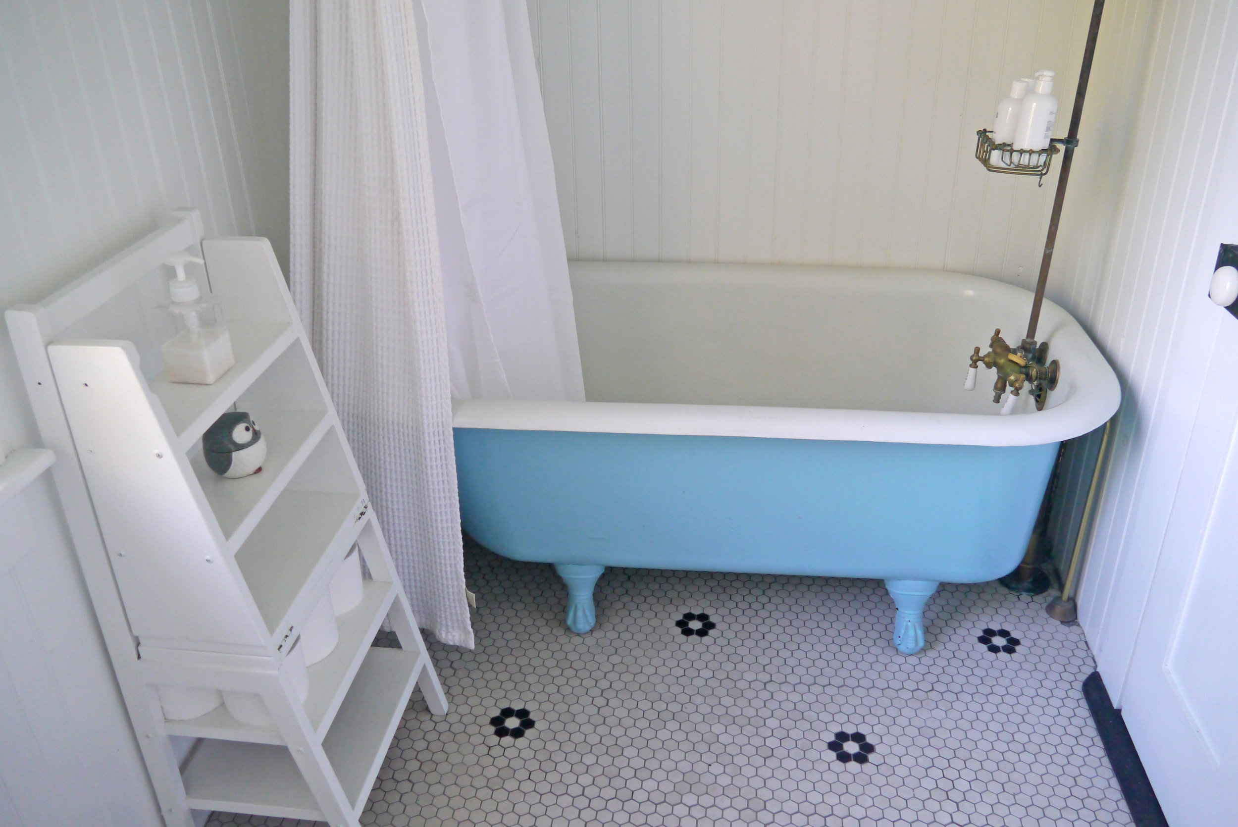 Main Floor Bathroom - Shower