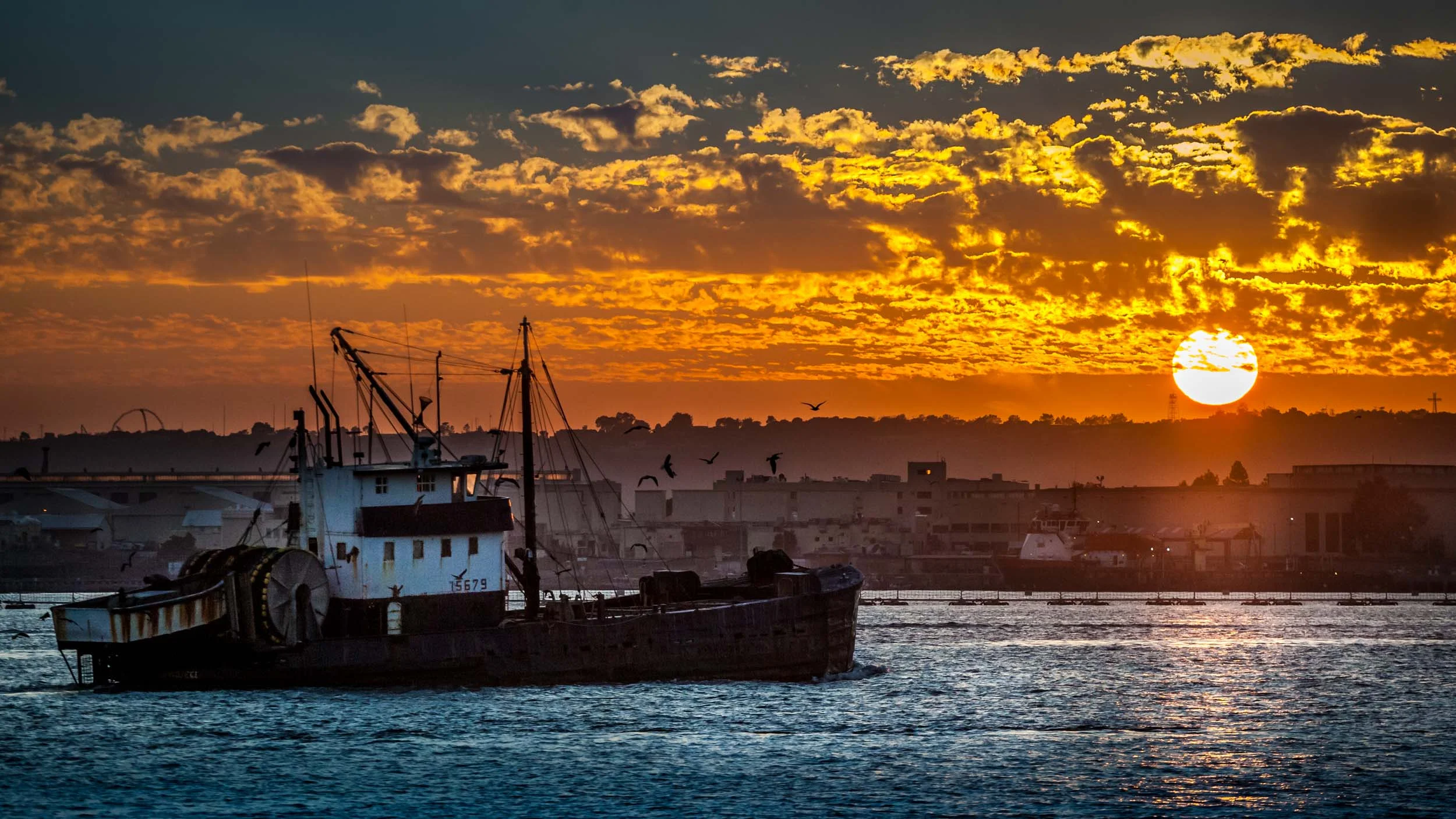 SUNSET NEAR SEAPORT VILLAGE, SAN DIEGO, CALIFORNIA.