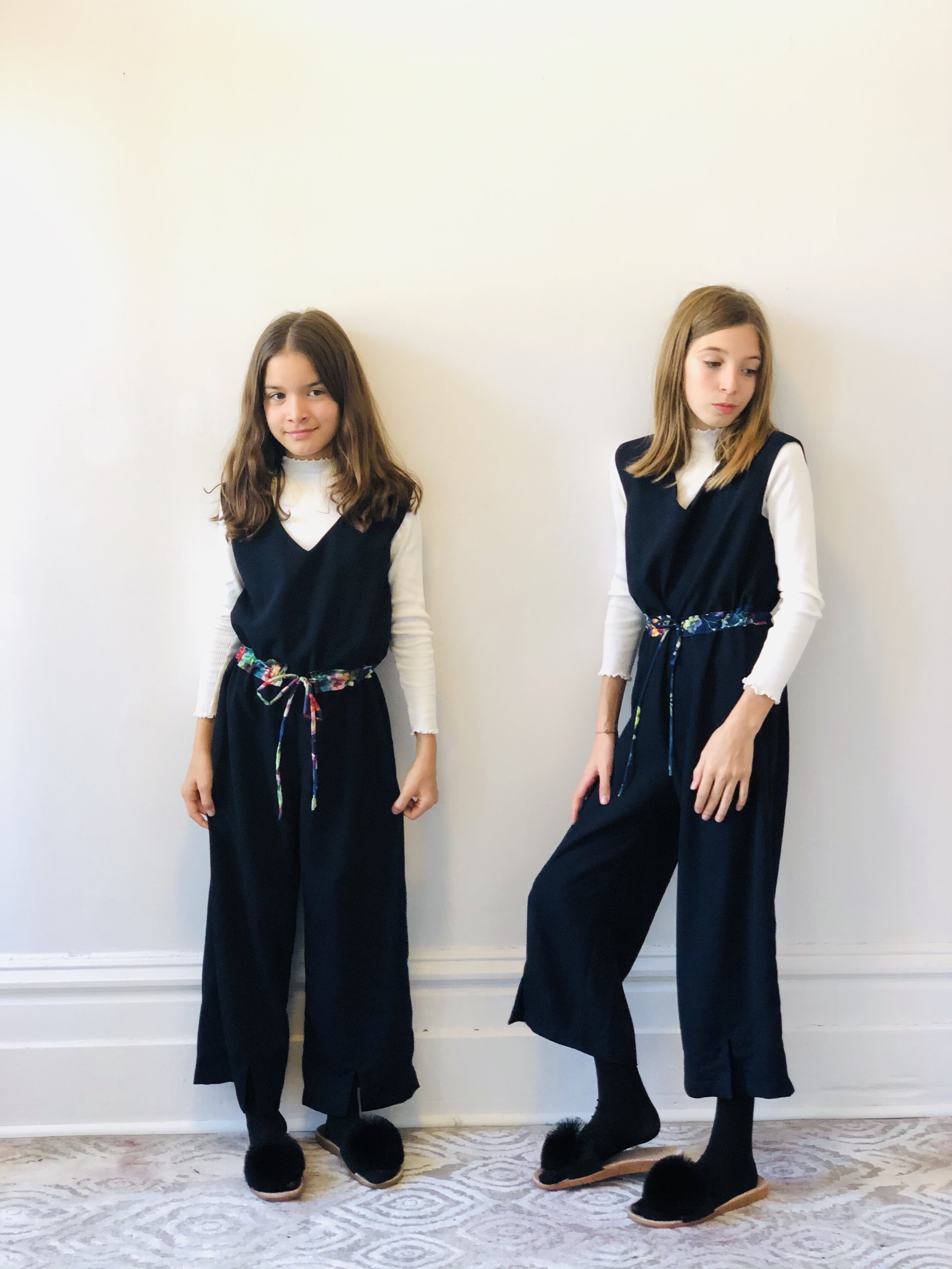 la combinaison marine et ceinture de soie fleurie