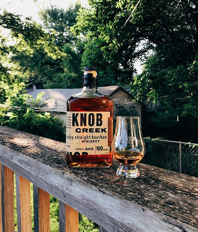 As hot as those summer nights behind us. This @knobcreek small batch at 100 proof has notes of cinnamon, red hots and caramel with a satisfyingly oily palette. Read more through the link in our bio! What else are you opening up this week?
. . . . 
#k