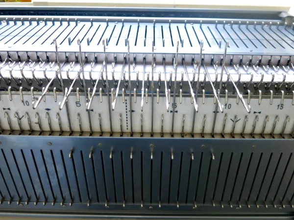 machine knitting a 1 x 1 ribbing, increase and... How to machine knit a 1 x 1 ribbing on Brother 260 with a ribber ...