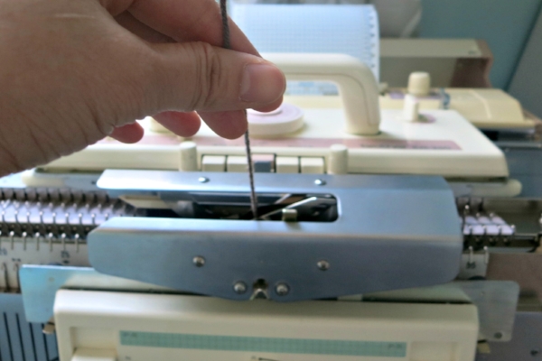 How to machine knit a 1 x 1 ribbing on Brother 260 with a ribber ...