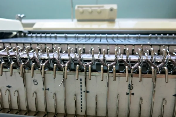 Slide in the wire for cast on comb