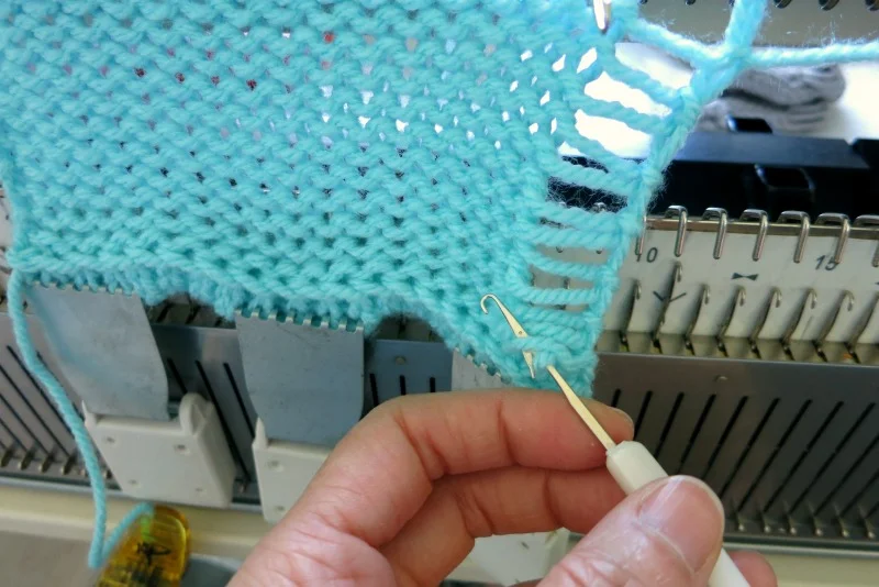 Move the yarn below the stitch, and place the next ladder stitch in the hook. Pull out the latch, the yarn will be knitted.