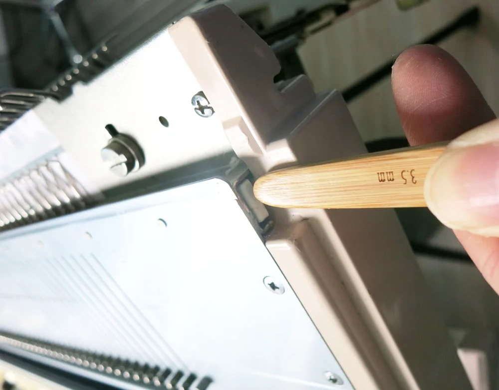 Changing sponge bars on Brother KH260 knitting machine and KR260 Ribber ...