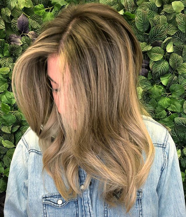 This bombshell hadn’t been in for a color touch up in almost 10 months!! 😮 So happy to get to go in and brighten her up!
TIP: This is a great time of year to get in for your first pre-summer lightening session!
#jlilliehair #lilliesondune #redkencolor #blondespecialist