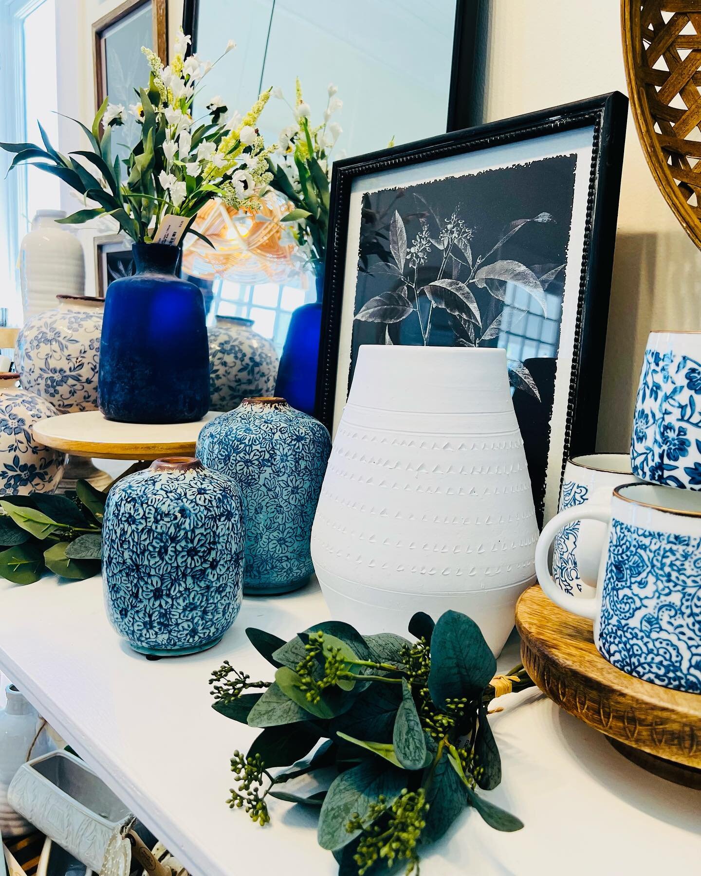 These blue patterns 🤍
.
.
#farmhouseliving #homelovers #ilovemyhome #farmhousedecorating #farmhousetable #fixerupperstyle #sweetandsouthernfinds #aliltownalottalove #shopsmallbusiness #taylortx #homedesign #farmhouselove #homelove #loveyourhome #hom
