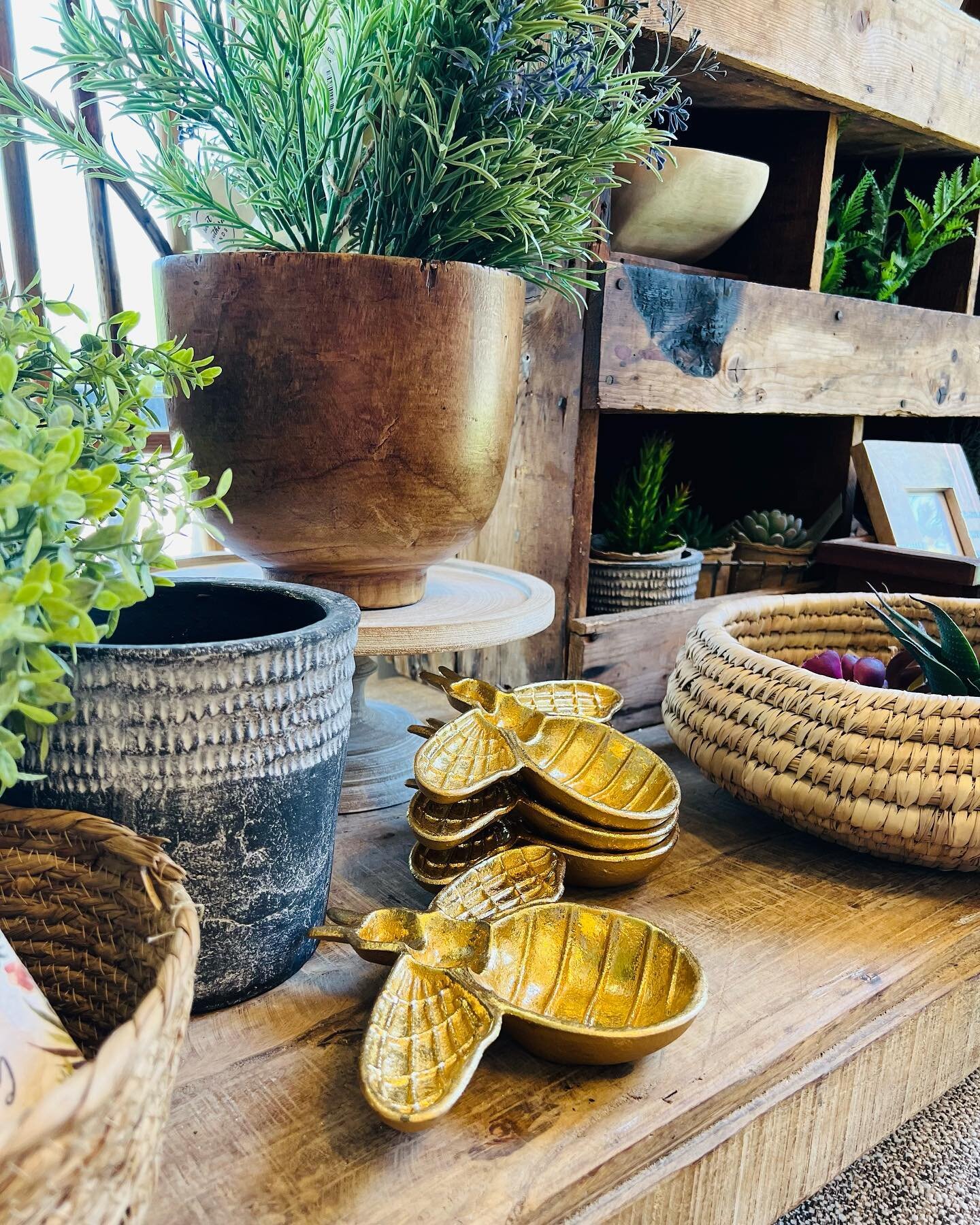 We are OPEN 10-5 &amp; would love to see YOU! ✨
.
.
#farmhouseliving #homelovers #ilovemyhome #farmhousedecorating #farmhousetable #fixerupperstyle #sweetandsouthernfinds #aliltownalottalove #shopsmallbusiness #taylortx #homedesign #farmhouselove #ho
