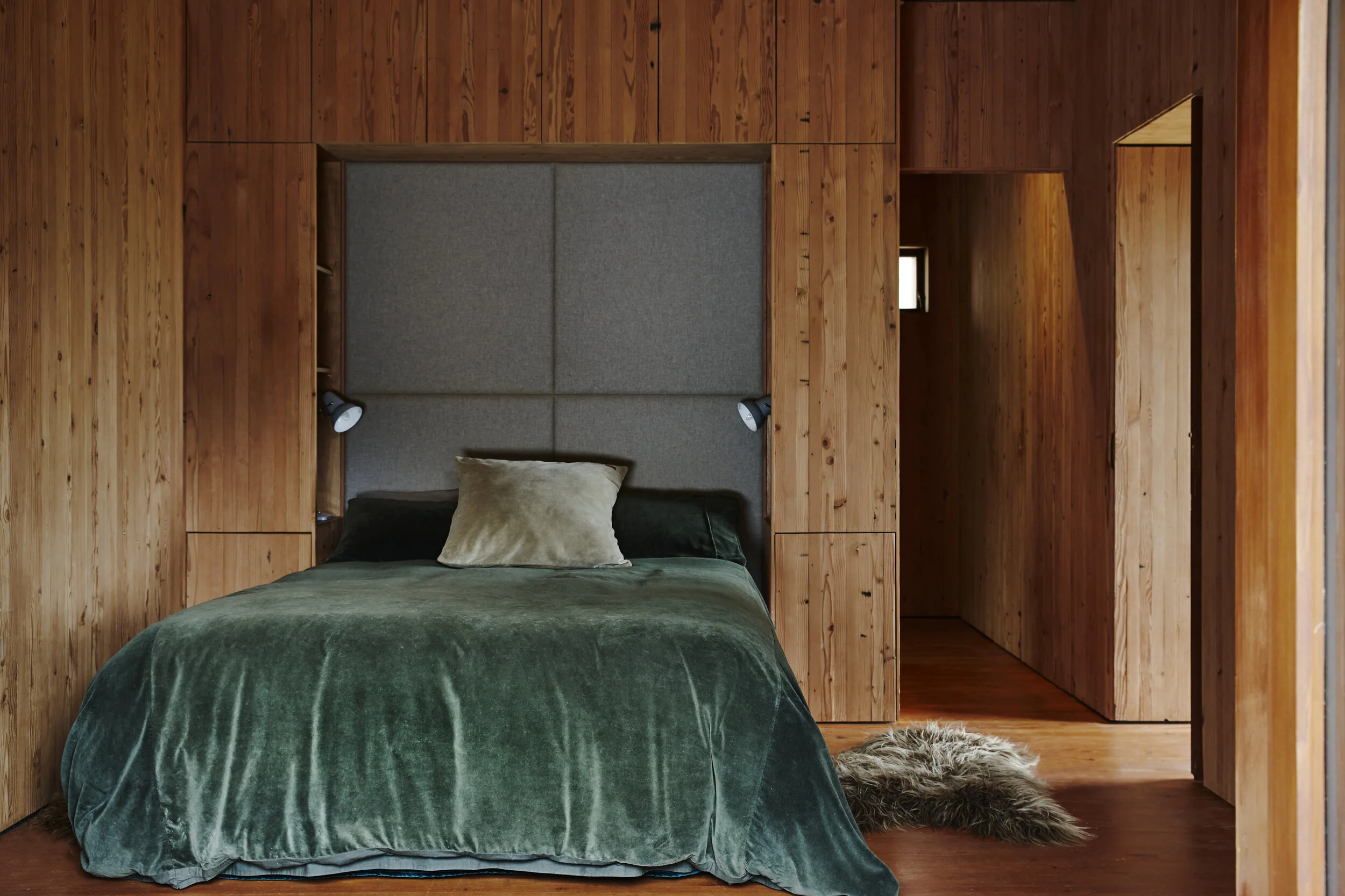 Cheshire Architects - Awaawaroa Bay Main Bedroom