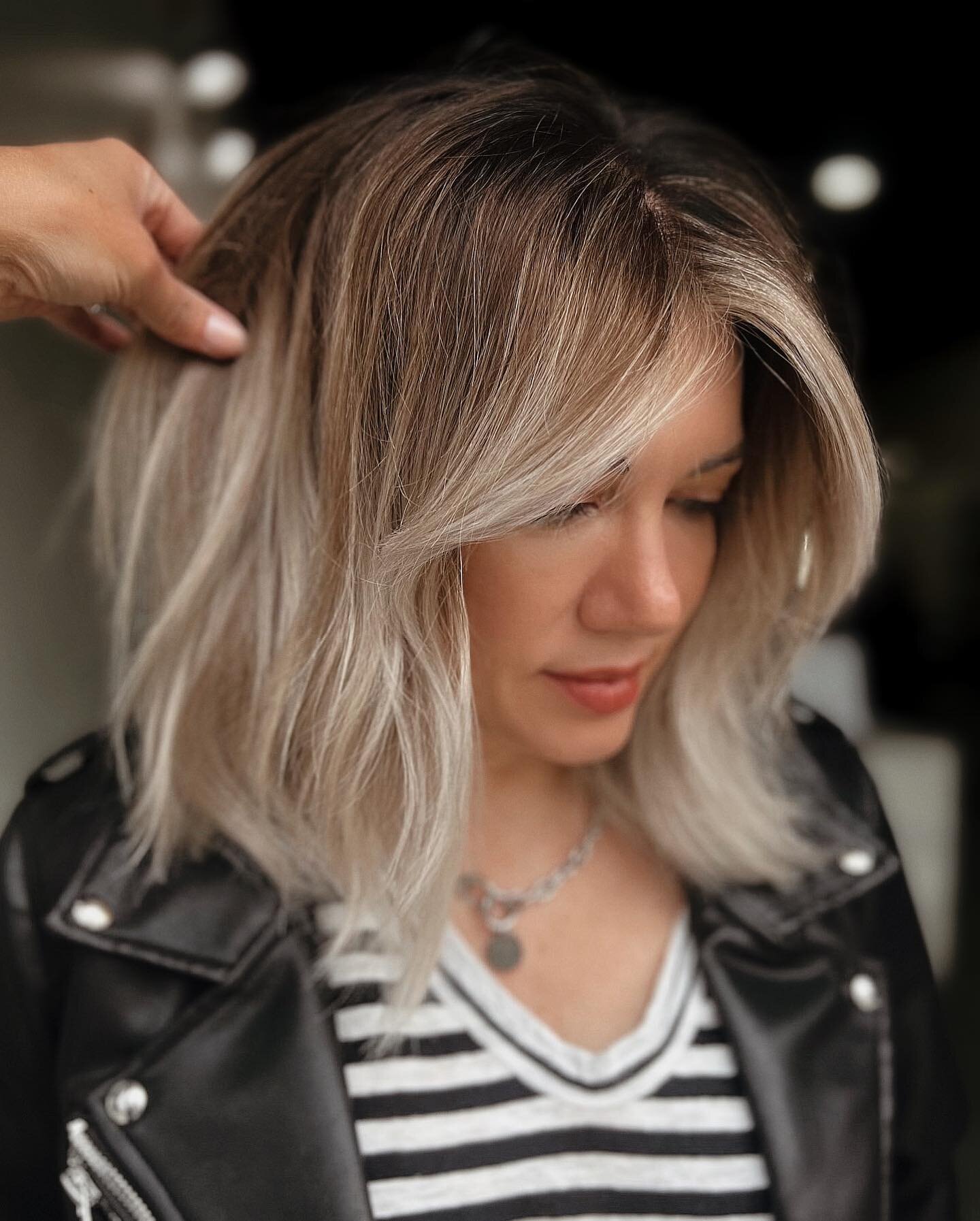 Melty dimensional color &amp; fresh cut by our Master II Stylist Ashley 😍

#lkn #hair #hairstylist #haircut #hairinspo #hairsalon #lknstylist #cltstylist