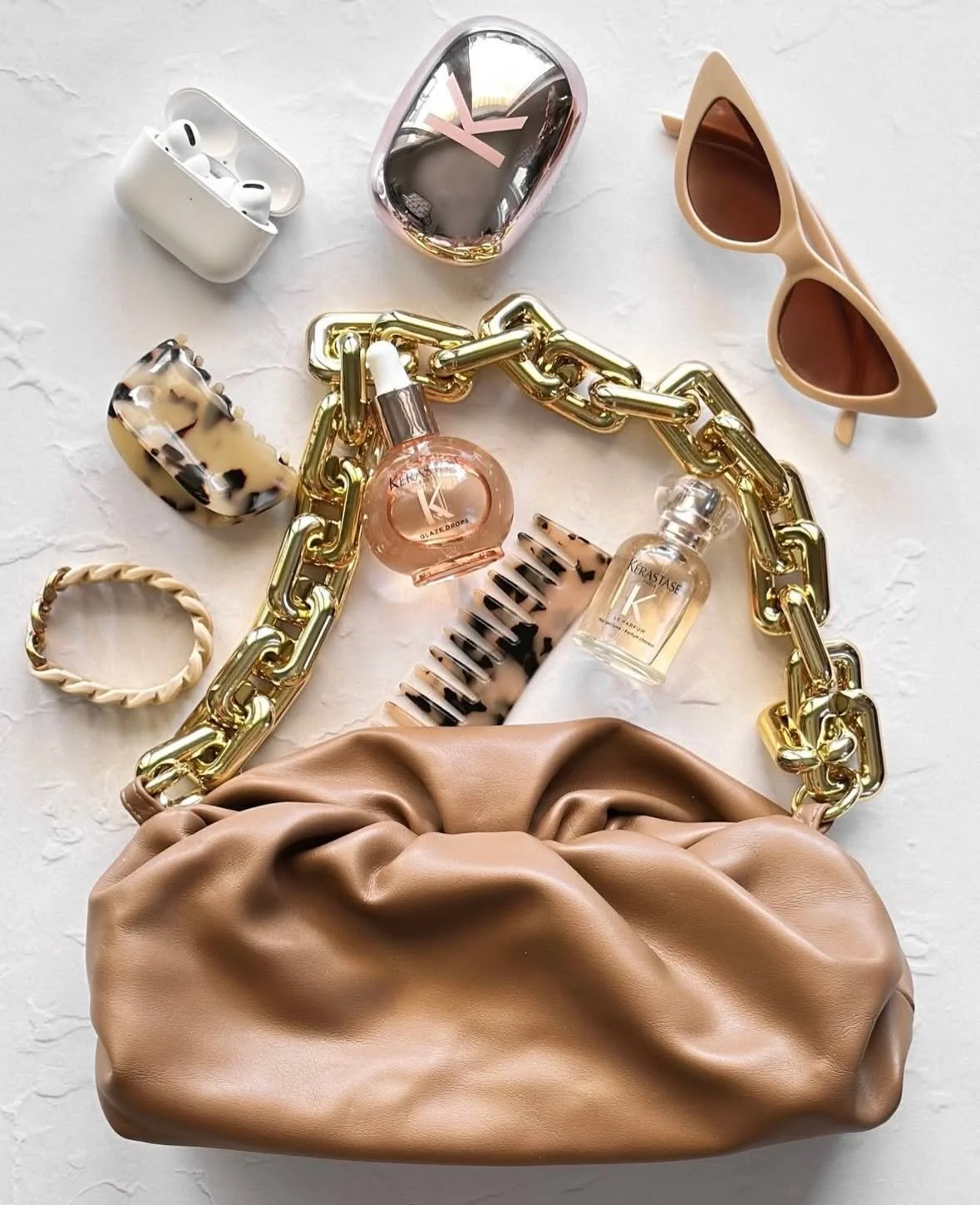 Embrace this Spring with your handbag essentials for Gloss Absolu touch-ups on-the-go. 🌸
Discover the perfect duo: Glaze Drops for instant mirror-like shine and Le Parfum for a delicate, long-lasting hair fragrance.

Keep your hair radiant, glossy, 