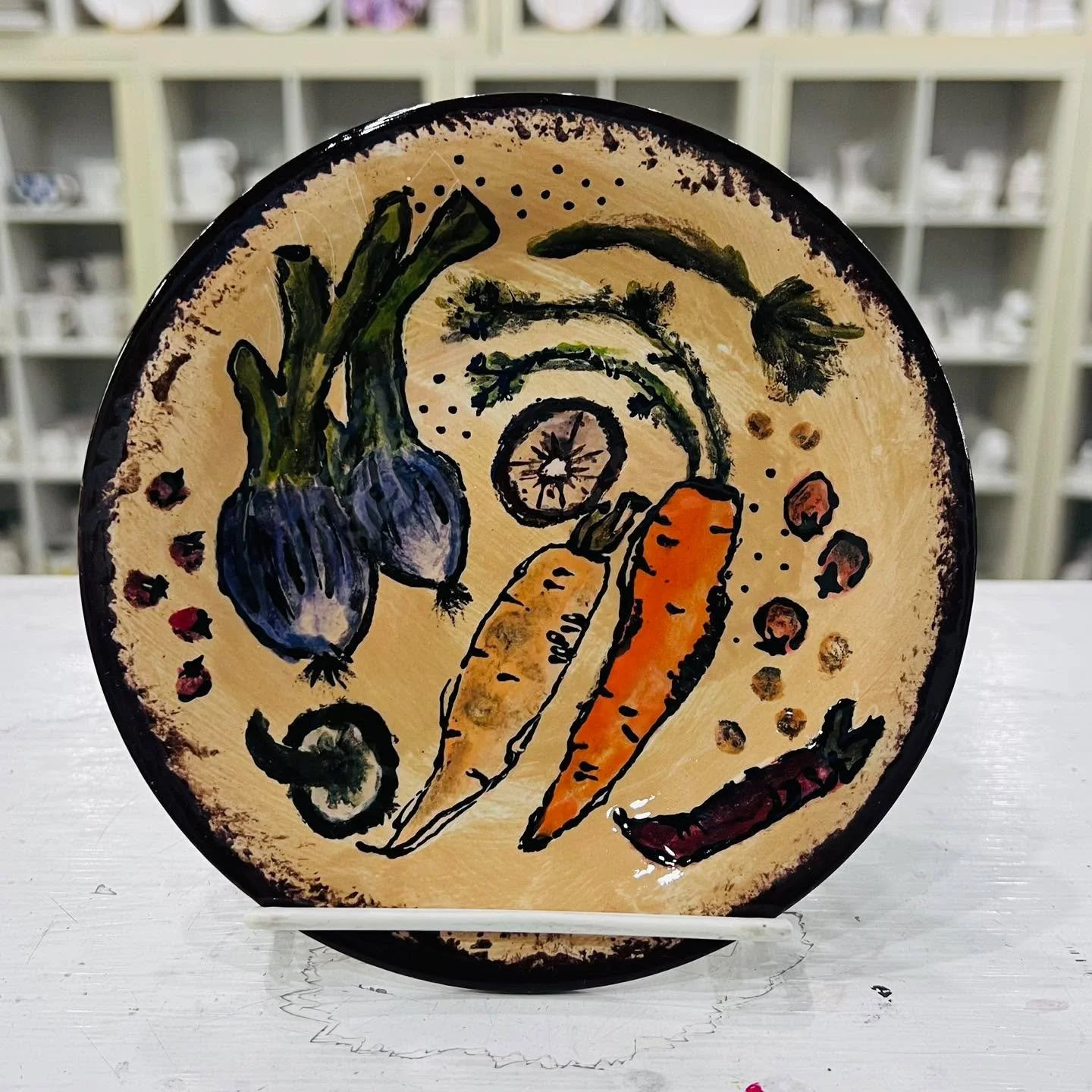 It&rsquo;s easier to eat your veggies on a cute plate!
Open 12-9 Wednesday-Saturday &amp; 12-6 Sundays for walk-in pottery painting!