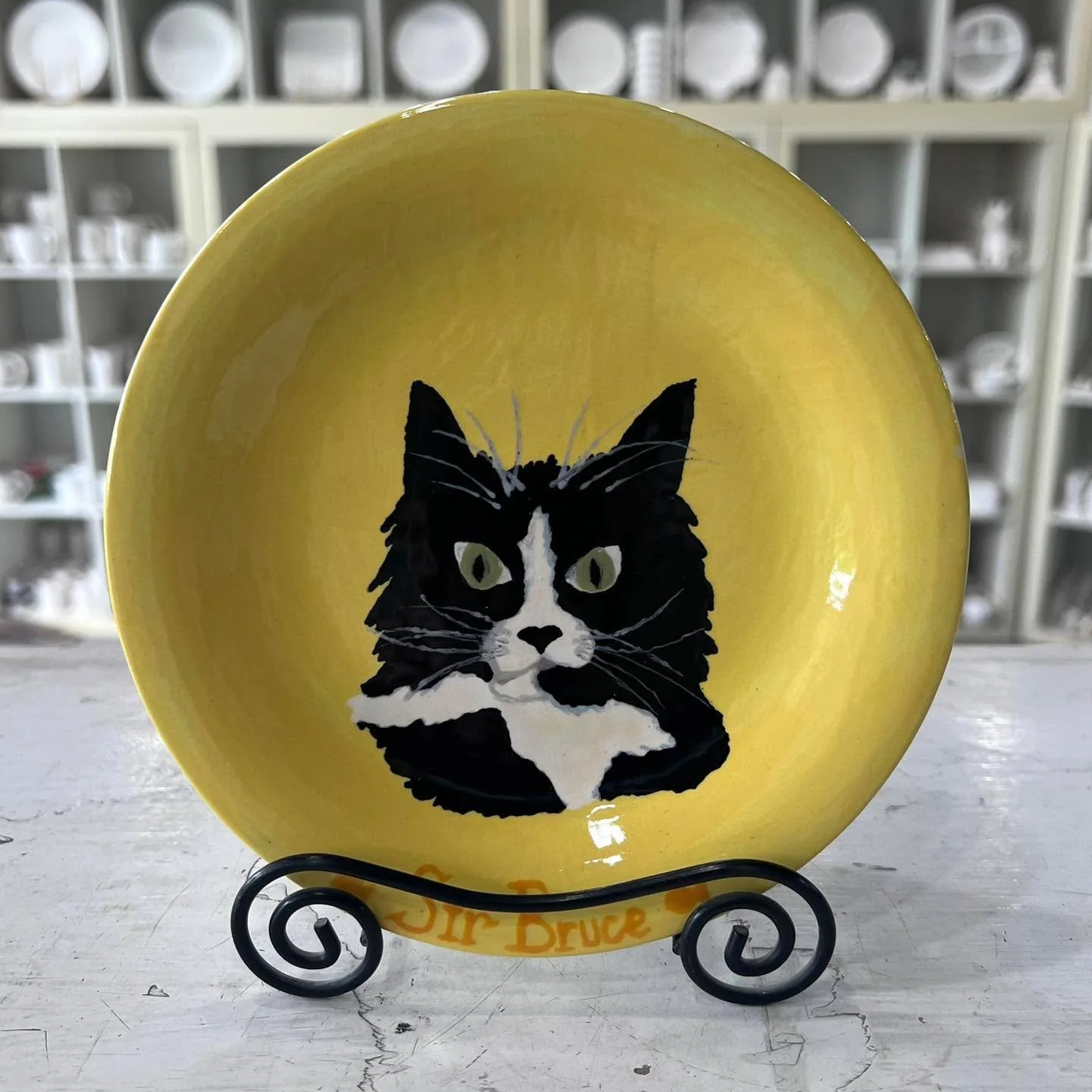 Nothing better than a pet plate &hearts;️&hearts;️

Open 2-8 Thursday-Friday, 10-6 Saturday, &amp; 12-4 Sunday for walk-in pottery painting AND Sunday 4:30-6pm for a kids canvas class! Sign up for classes online 
https://www.corkscolors.com/class-cal