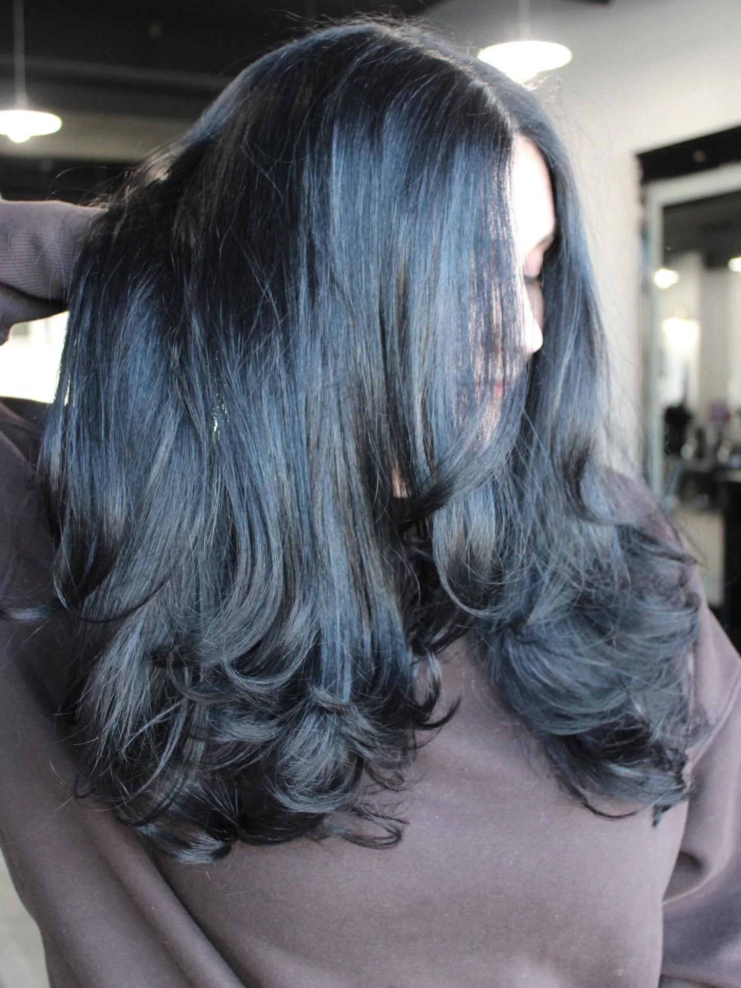 ✨Medium layers, deep color, and a blowout with bounce for days. 

✨Soft volume, clean shape, zero effort energy By @styledbyjessica__