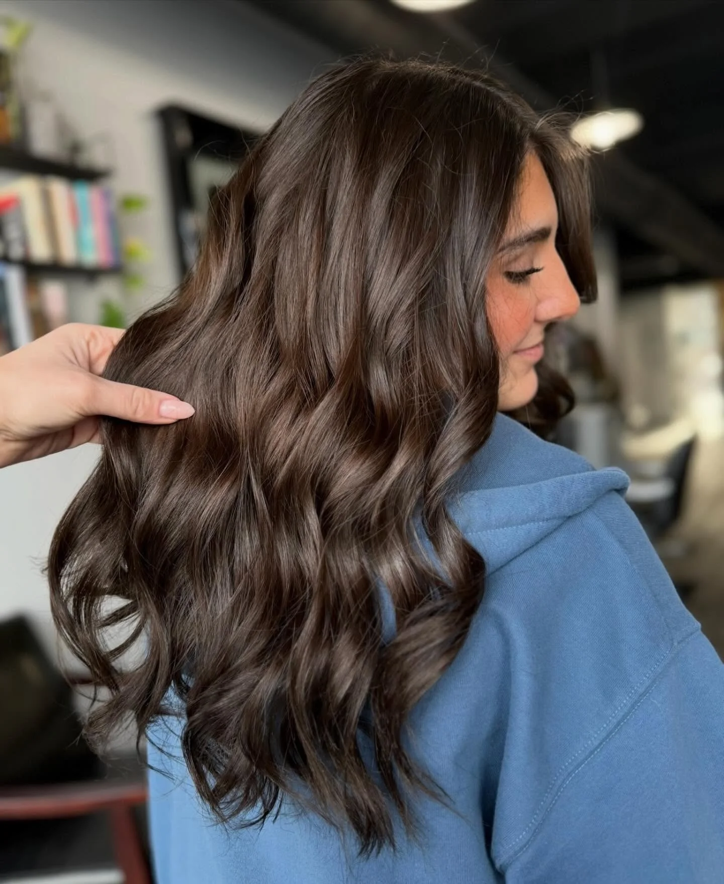 There&rsquo;s no shine quite like a natural Brunette.✨

✨Check out this beautiful cut and style by @hairbykacied