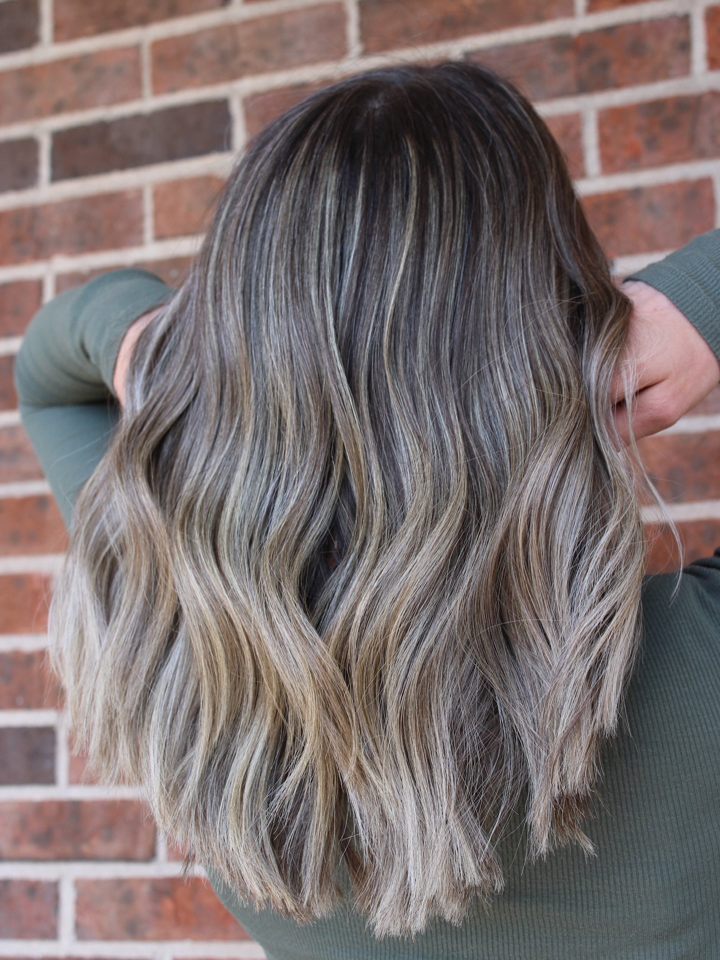 ✨Sometimes you just need @styledbyjessica__ ✨

✅Custom lightening service 
✅Cut
✅Blow dry and hot tool finish