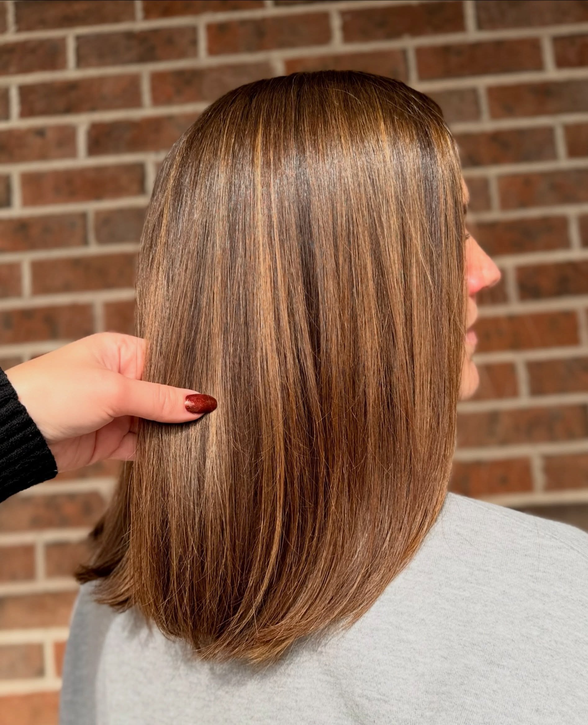 ✨Warm tones really know how to shine and catch the sun just right. 

✨This color and cut by @hairbykacied is is giving all the warm summer vibes we&rsquo;ve been craving.
