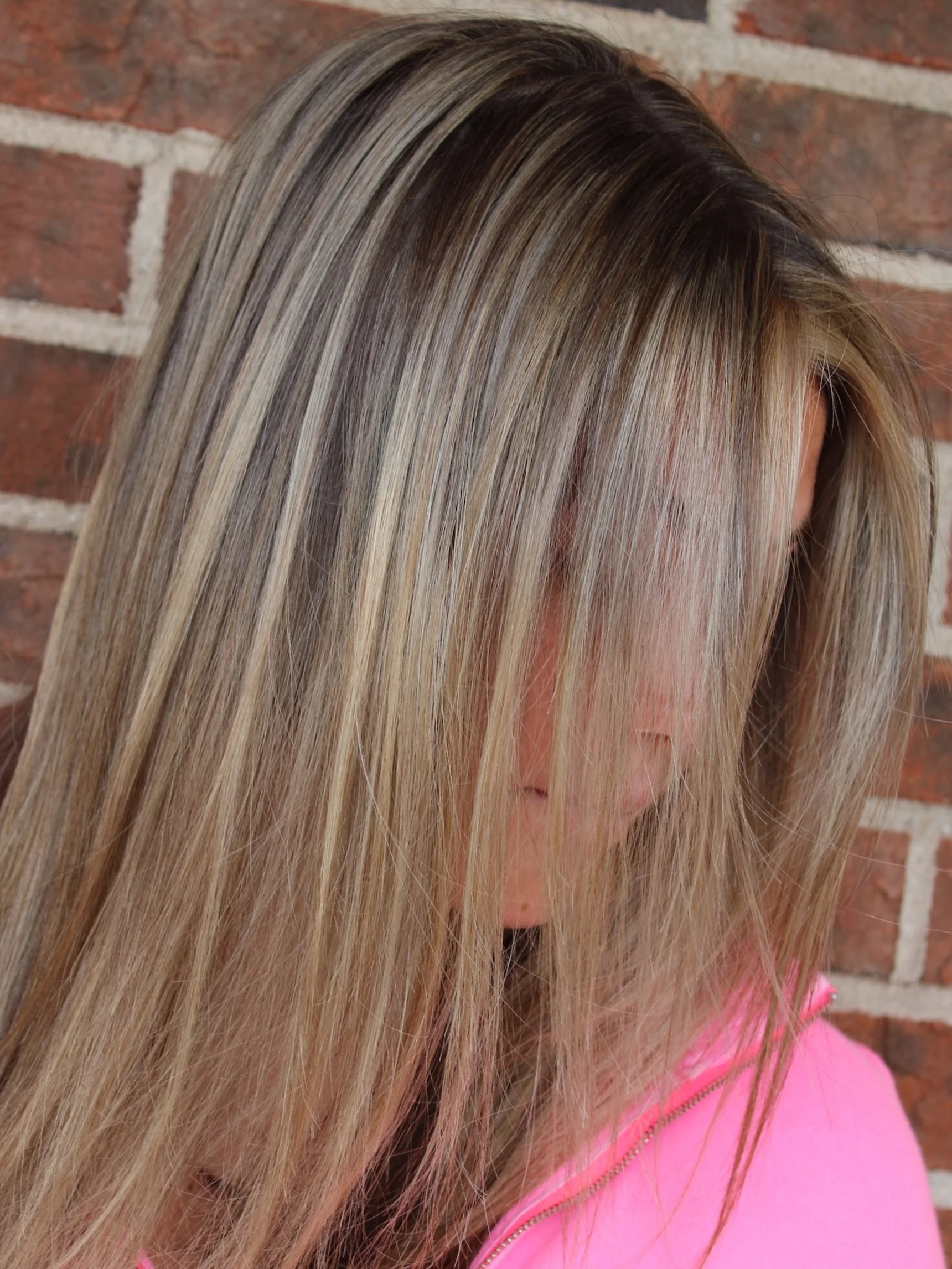 ✨In love with the depth at the root but don&rsquo;t want to lose the brightness??

@hairbykacied has perfect foil placement for that!

Click the link in our bio to book today!