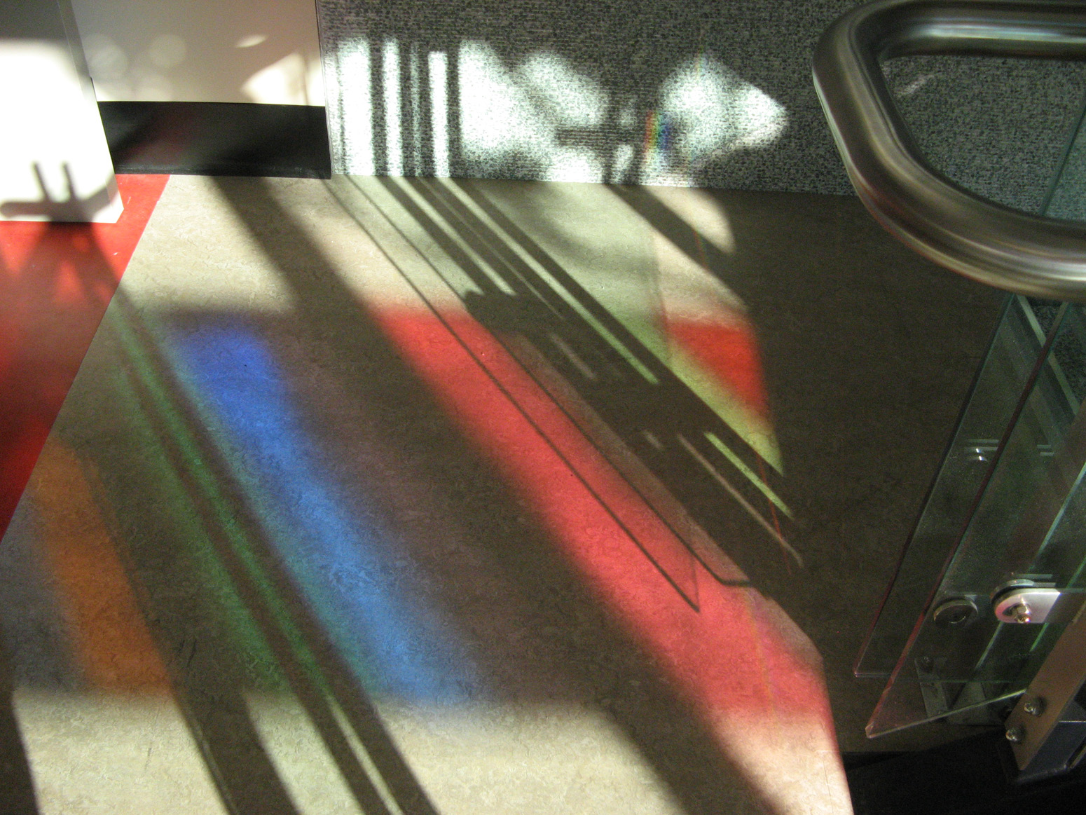 Projected colours from laminated panel