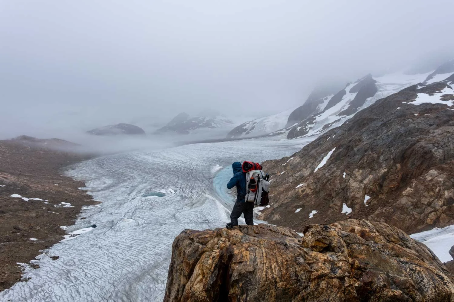 Martin Ramsauer hoch über einem Gletscher in Grönland