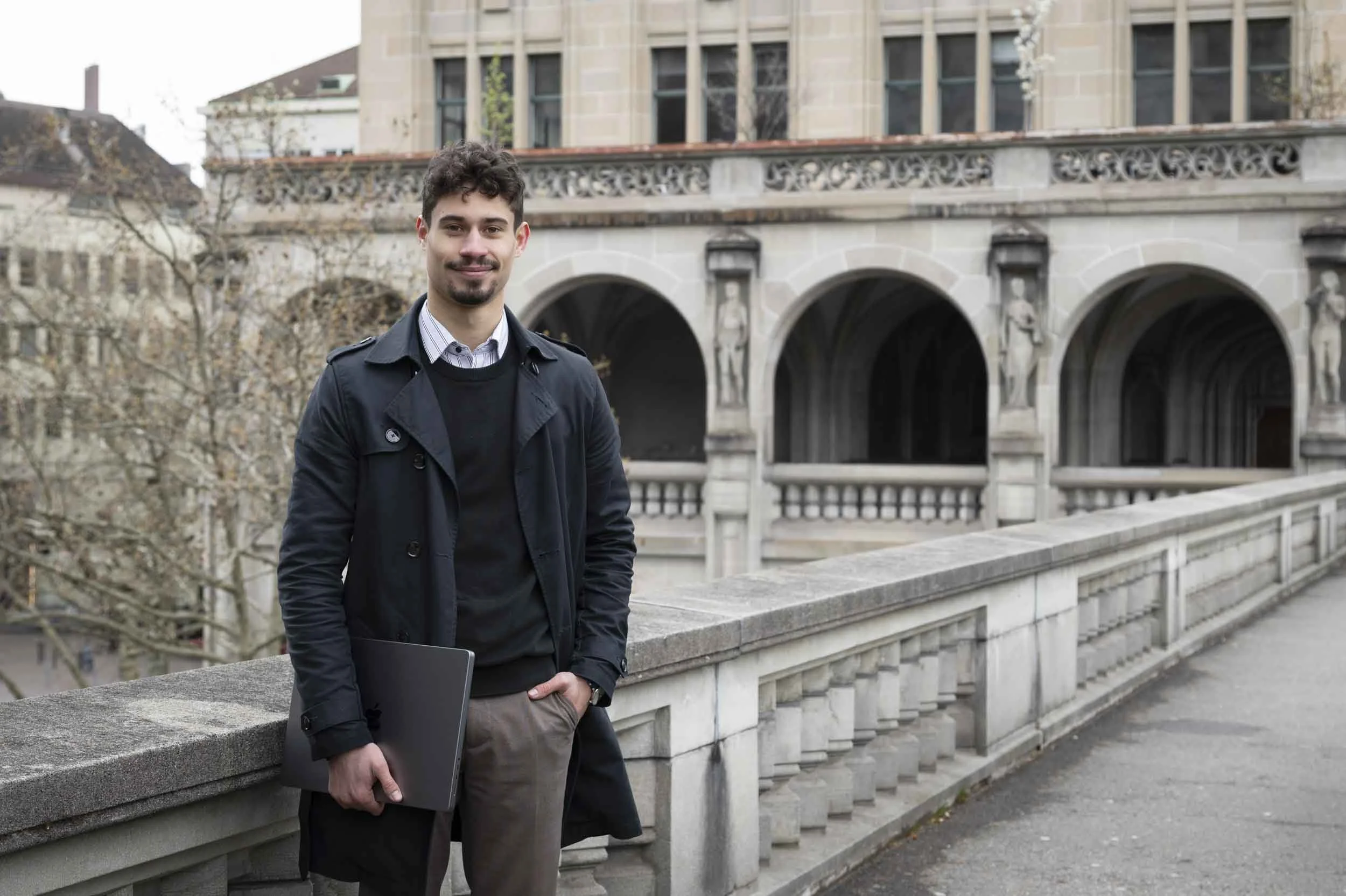 Business Portrait eine jungen Selbstständigen vor dem Zürcher Amtshaus - Branding Fotografie
