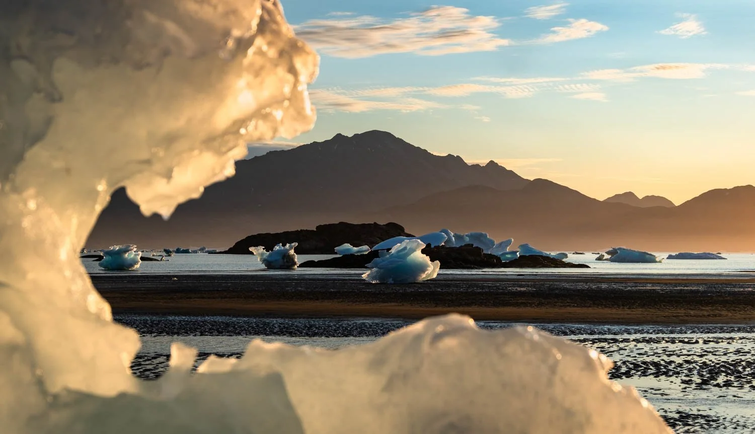 Gestrandete Eisberge am Sermilik-Fjord im Abendlicht